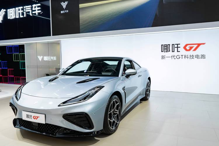 重庆95哪吒汽车在智能汽车领域的表现，领途汽车在新能源汽车市场中的影响力